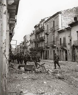 Loyal_Edmonton_Regiment_infantry_and_Three_Rivers_Regiment_Sherman_tanks_advancing_in_Ortona_December_1943.jpg