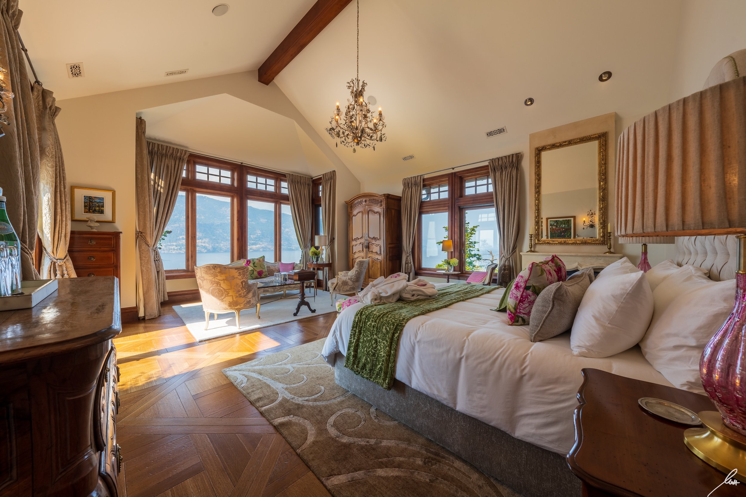 Chateau_Okanagan_Bx_Suite_Resting2.jpeg