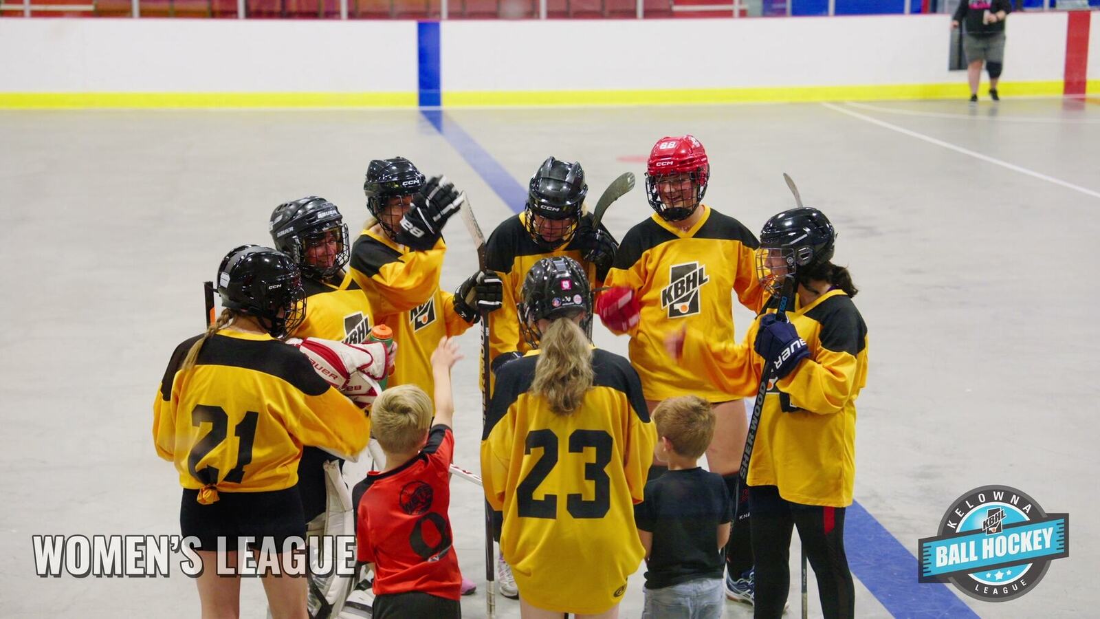 Women's ball hockey team huddle in a finished campaign frame